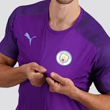Weiterhin hat die jacke zwei verschließbare taschen sowie elastische armabschlüsse. Puma Manchester City Training 2020 Jersey Futfanatics