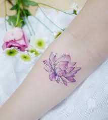 Tatuaggi fiori floreali con rose fiore di loto. Tatuaggio Fiore Di Loto 6 Idee Da Copiare Deabyday