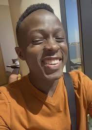 Only Kenyans will talk to a cockroach before killing it 😂💔 "Unaenda wapi  tumbafu "😂😂😂 then paaaa!!!