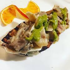 Si acquistano dal macellaio o nei supermercati già puliti e tagliati a metà. Crostone Con Orecchie E Zampetti Di Maiale E Salsa Verde Agli Agrumi Mentelocale Foligno Picture Of Mentelocale Bar Ristorante Pizzeria Foligno Tripadvisor