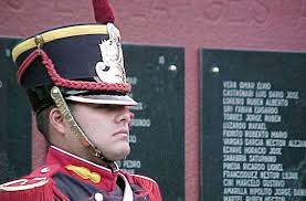 Granadero en el monumento al los caidos en Malvinas