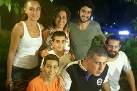 Liseyi i̇stanbul'da tamamladı ve marmara üniversitesi müzik bölümü'nden mezun oldu. Metin 54 Yasinda Magazinci Com