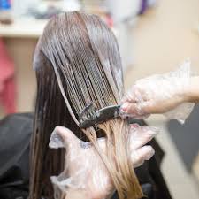 Das könnte dich auch interessieren kenne welche die das von schwarz in blond gemacht haben und die sind danach total unglücklich gewesen, weil die haare 1. Grunstich In Den Haaren So Wirst Du Ihn Los Brigitte De