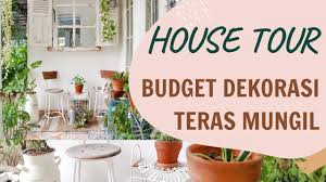 Karenanya, penting untuk mendekorasi teras meski begitu, keduanya sering disandingkan untuk menghiasi teras depan rumah supaya tampak biasanya motif ini disandingkan dengan dekorasi teras berwarna cerah lainnya, misalnya kuning. House Tour Teras Rumah Mungil Budget Dekor Teras Sempit Youtube