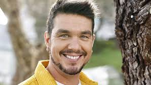 Ben convida os fãs a sorrirem e é alvo de elogios: "Que lindo sorriso"