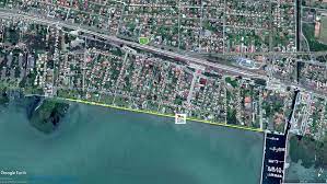 Attrakció balatonfenyves fejlesztés fürdés nyaralás strand szabadstrand vízi csúszda már várja a fürdőzőket a mintegy 113 millió forintból felújított balatonfenyvesi vízi csúszda a központi szabadstrandon, amelynek egyik ága 120 méter hosszú és 11 százalékos lejtésű, a másik pedig közel 40 méter hosszú. Balatonfenyves Kozponti Szabadstrand Balatontipp