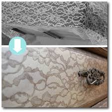 Sprey boya ahşap yüzeylerde ve ahşap mobilyalarınızda pürüzsüz ve düz bir yüzey elde etmenizin en kolay yoludur. Dantel Ve Sprey Boya Ile Mobilyalari Yenileme Fikri Ev Duzenleme