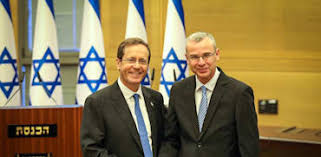 שני המועמדים, מרים פרץ ויצחק הרצוג התחבקו ולחצו ידיים עם כניסתם ליציע האורחים ולאחר מכן התיישבו כל אחד עם בני משפחתו ויועציו בשני. 2addmsaj5 E86m