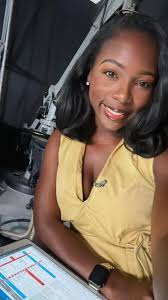 Selfie behind the scenes, off set. Happy Thursday people! 📺✨