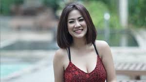Jawa pos mewawancarai ibu tiga anak yang dijuluki tante pemersatu bangsa itu di kebon jeruk pada jumat (28/8). Fakta Fakta Ernie Judojono Tante Cantik Pemersatu Bangsa Dipuji Hotman Paris Hingga Baim Wong Tribun Timur