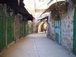الخليل حي القصبة لاحظ المحلات الفلسطينية المغلقة نتيجة ارهاب المغتصبين وجنود الاحتلال israeli soldiers hebron soldier