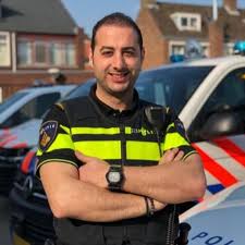 De verdachte is overgebracht naar het cellencomplex en zit nog vast. Massale Steun Voor West Brabantse Politieagent Ik Zit Niet Op Twitter Om Op Basis Van Mijn Afkomst Beledigd Te Worden Roosendaal Bndestem Nl