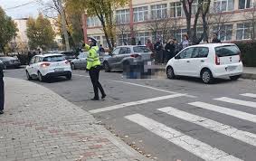 Vezi toate codurile postale din localitatea iasi iasi. IaÈi FatÄ IzbitÄ De Un Autoturism In FaÈa Unui Liceu Din Cartierul Mircea Cel BÄtran Radio Easy BacÄu