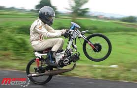 Fiz r modif trail grasstrack, modifikasi motor fiz r jadi trail, cara modif fiz r jadi trail, trail fiz r standar, harga fiz r modif trail, biaya modifikasi f1zr jadi trail, seting fiz r modif grasstrack, fiz r kumpulan gambar modif motor fiz r terkeren dan terbaru. Modifikasi Yamaha F1zr Two Stroke Drag Bike Tiga Arena Yang Sederhana Portal Sepeda Motor Dan Seluruh Aspeknya