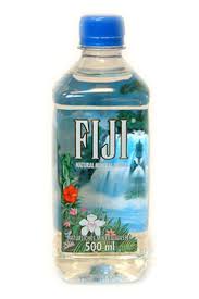 Fiji water ist ein quellwasser, das zumindest ursprünglich einem artesischen brunnen in fidschi entnommen wurde. Edles Wasser Luxus Pur In Klarer Form Bilder Fit For Fun