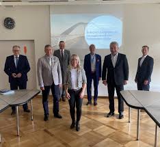 Innovationsnetzwerk Holzminden Hoxter Stellt Wirtschaftsminister Prof Dr Andreas Pinkwart Landerubergreifende Aktivitaten Vor Innovationsnetzwerk Holzminden Hoxter
