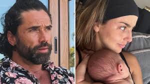 Matías Novoa y Michelle Renaud: pareja se reencuentra y actor protagoniza  tierna foto con su bebé Milo