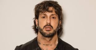 In 2007, he was arrested in connection with an extortion scandal. This Is How Injustice Is Fought Fabrizio Corona Must Return To Prison The Crazy Social Gesture Ruetir