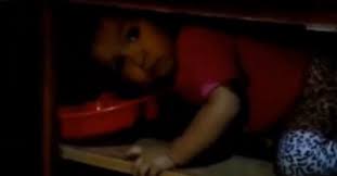 Se dice que hace dulces de halloween y pastel de género: Encontro A Su Hija Jugando En La Cocina La Filmo Y Capto Un Fantasma Video Noticias Bles