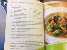 Leichtes Paprikagulasch Mit Brokkoliroschen Paprikagulasch Gulasch Portionen