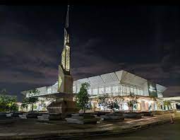 The modern futuristic design sets it apart from other mosques in the area. Masjid Yang Dikenal Sebagai Green Mosque Atau Masjid Hijau Ini Menjadi Masjid Pertama Di Malaysia Yang Menerima Penghargaan Platinum I Malaysia Mosque Selangor
