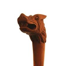 Vous songez à acheter un baton de marche en bois et vous savez pas lequel à sélectionner ? Baton De Marche En Bois Avec La Tete De Fenrir Celticwebmerchant Com