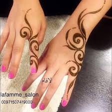 Henna simple dan cantik dengan jumlah model maupun motif beragam, seperti motif henna bunga yang paling sering dipakai untuk penghias kaki maupun tangan anda. Lukisan Inai Tangan Yang Simple Cikimm Com