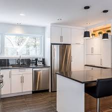 Armoires De Cuisine Hickory Calico Acrylique Blanc Quartz Simard Cuisine Et Salle De Bains Kitchen Interior Modern Kitchen New Kitchen
