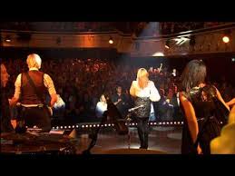 Spuer' was liebe mit uns macht atemlos, schwindelfrei, grosses kino fuer uns zwei. Helene Fischer Fehlerfrei Lyrics English Translation