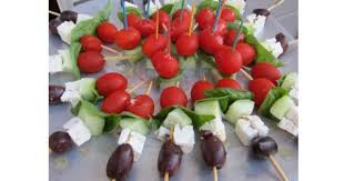 Petite Entree Cocktail De Tomates Cerises Basilic Concombre Fromage Feta Et Olives Noires Garden Party Recipes Appetizers For Party Greek Dinners