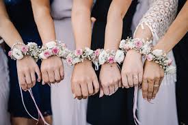 Blumenarmbander Bei Der Hochzeit Fur Braut Und Brautjungfern Foto Thomas Koenen Photography Braut Und Brautjungfern Hochzeit Brautjungfern Blumen Armband