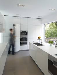 Zum unikat wird das offene hängeregal durch die rückwand aus massiver riffeiche, wodurch eine natürliche holzoptik entsteht. Von Architekten Gestaltete Kuchen Schoner Wohnen