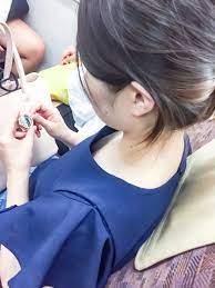 素人エロ画像】見えてたら「ほ〜ん」って思っちゃうおっぱいの膨らみやブラや乳首ｗ胸チラおっぱいの街撮りｗｗｗ | ふっくら素人エロ画像