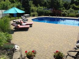 The Cobble Stone Pavers Around This In Ground Liner Pool Create The Look Of A Very Spacious Pool Surround Outdoor Living Design Outdoor Spaces Outdoor Living