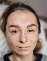 Hallo. Ich schreibe hier wirklich nur sehr selten. Aber jetzt bin ich  gerade schockiert. Seit über zwei Stunden steht eine Mutter mit ihrem ,  höchstens , fünf jährigem Kind , an einer