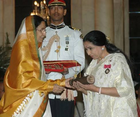 File:The President, Smt. Pratibha Devisingh Patil presenting the Padma  Vibhushan to Dr.(Smt.) Asha Bhosle, famous playback singer, at an  Investiture-I Ceremony, at Rashtrapati Bhavan, in New Delhi on May 05, 2008.jpg  -