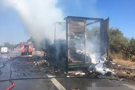 Incidente sulla a14, nei pressi del km 395.un camion che trasportava pomodori ha un incidente si è verificato nella tarda mattinata di oggi sulla a14, in direzione sud, nel. Incidente Sull Autostrada A14 Tir Si Ribalta E Va In Fiamme Muore Camionista Il Riformista