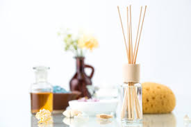 Le famiglie olfattive infatti, oltre a raccontare chi siamo, si differenziano per le loro note profumate, per la loro predisposizione a riempire un ambiente rispetto a un altro. Come Creare Profumi Per La Casa Efficaci E Naturali Al 100 Casa It