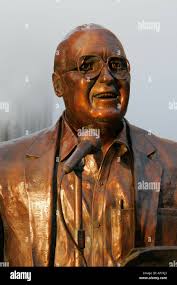 bronze sculpture of the broadcaster jack brickhouse michigan avenue  downtown chicago stock photo 160 8967 jack brickhouse keywor Stock Photo
