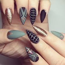 Las uñas decoradas en blanco siempre será una buena opción para tu outfit. 37 Mejores Disenos De Unas En Negro Que Te Van A Encantar 2020