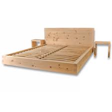Letto matrimoniale con contenitore interamente rivestito in similpelle con testiera imbottita. Letto In Legno Massello Di Cirmolo Senza Parti Metalliche