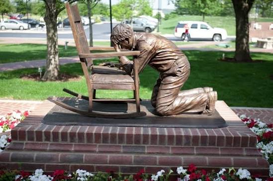 Model of Prayer: Sculptor Remembers Creating Mahler Prayer Statue | Campus News | Dallas Baptist University