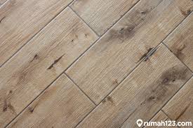 Kemudian untuk tingkat keawetan ternyata kayu merbau masuk dalam tingkat 1 dan 2. Perbedaan Lantai Vinyl Dan Lantai Parket Serta Keunggulan Dan Kelemahannya Rumah123 Com