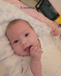 Jako mi je zanimljivo da vidim kako se Hana menjala tokom ovih godinu dana.  U jednom trenutku je izgledala kao da će da pukne 😄 U kom je mesecu vama  najslađa? 🙈