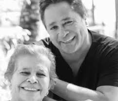 Mãe do cantor Leonardo é enterrada ao lado do filho Leandro