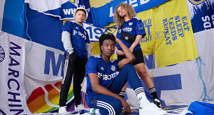 On 20 february 2019, leeds united revealed a predominantly gold coloured badge that would be worn on the players' kit during the club's centenary season. Leeds United 2021 22 Adidas Away Kit Todo Sobre Camisetas