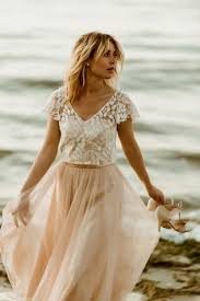 Bei jj's house finden sie eine große auswahl von hochwertigen kleidern für jeden anlass: Boho Brautkleid Mit Spitzentop Und Midi Tullrock Brautmode Brautkleid Brautkleid Kurz