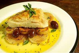 Azeite, bacalhau dessalgado, batata, cebola perfeito para quem procura uma alimentação mais leve e saudável, esse bacalhau à portuguesa. Bacalhau A Moda Do Porto A Receita Tradicional Mulher Portuguesa