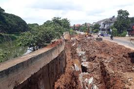 Lantai bawah 2 kamar tidur masing masing ada km mandinya,1 km pembantu,1 km mandi d luar. Pemkot Bekasi Desak Kementerian Pupr Bangun Tanggul Kali Bekasi