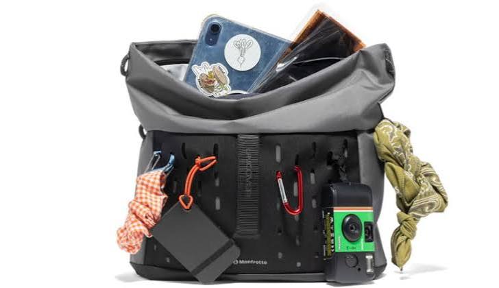 Manfrotto Uncover Messenger Bag 7L Lifestyle